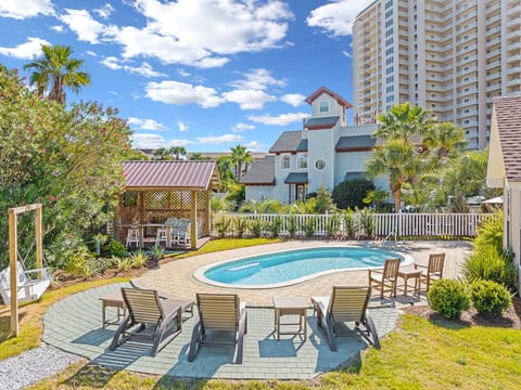 Large Pool Patio For Sunbathing