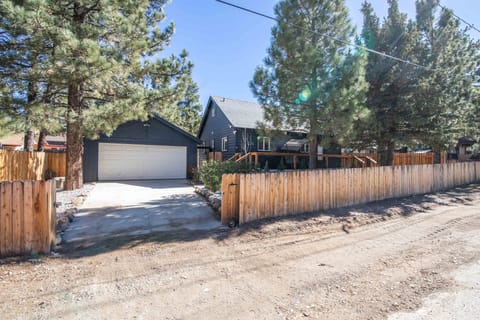 Front view/driveway