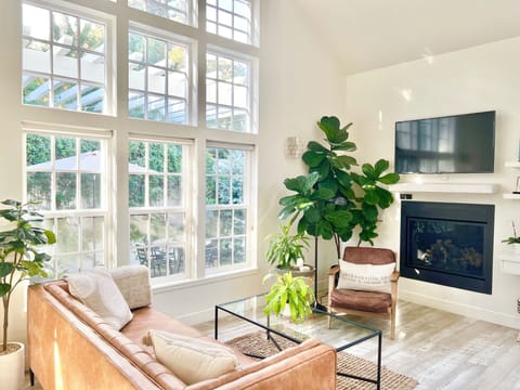 Gorgeous high ceilings with big windows, looking out to your private garden.