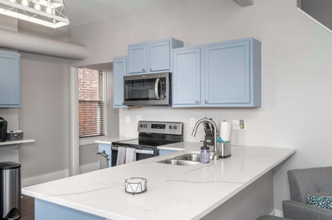 Condo, 1 Queen Bed with Sofa bed, Kitchen | Private kitchen | Fridge, microwave, oven, stovetop