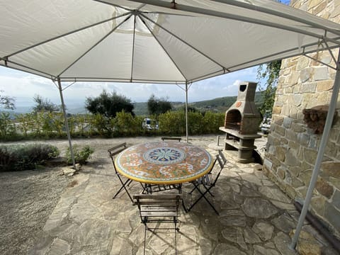Plant, Table, Property, Furniture, Building, Shade, Chair, Sky, Lighting, Outdoor Furniture