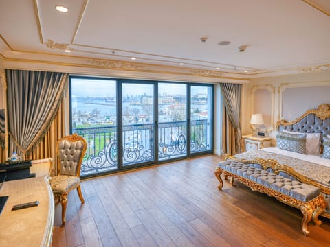 Junior Suite Room with Sea View | Premium bedding, minibar, in-room safe, individually decorated