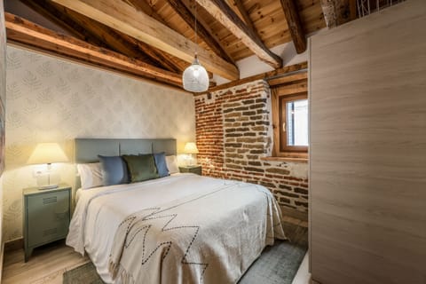 General view of the bedroom