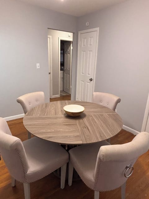 Fenced yard, pet friendly, strong wifi. Near MTSU, food and shopping.   House in Murfreesboro