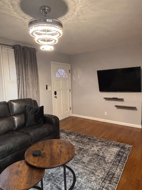 Fenced yard, pet friendly, strong wifi. Near MTSU, food and shopping.   House in Murfreesboro