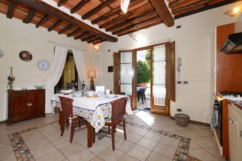 The kitchen with dining area open on the garden