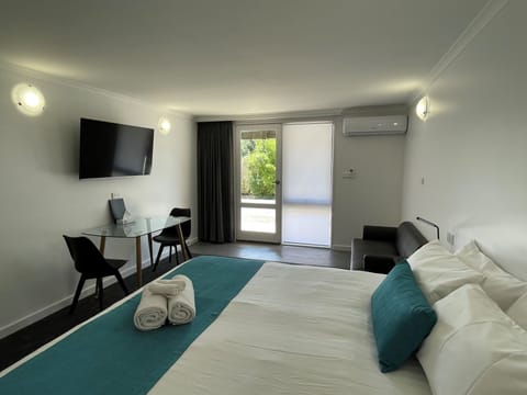 Premium Double Room, 1 King Bed | Iron/ironing board, bed sheets