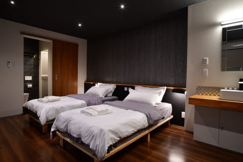 Twin Room | In-room safe, WiFi (free), bed sheets