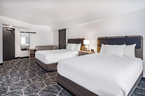 Business Room, 2 Queen Beds, Accessible, Non Smoking (Mobility, Bathtub w/Grab Bars) | Desk, iron/ironing board, free WiFi, bed sheets