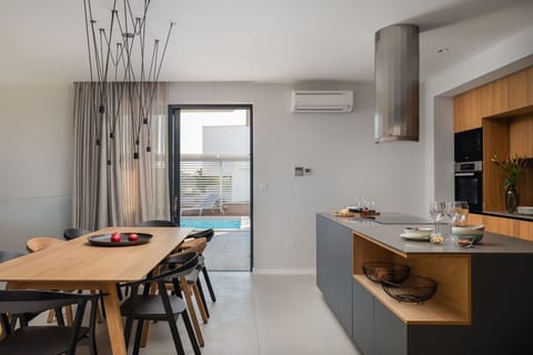 Kitchen and dining table next to which there is a door to the outdoor terrace of the luxury villa with Murter Glory