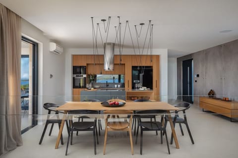 Modernly equipped kitchen, wooden dining table furnished for 8 people in a luxury villa on Murter by the sea
