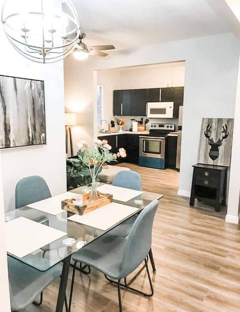 Welcome to your Downtown San Diego 500 sq ft (2bd/1ba) unit with Full Kitchen, Dining area, Wifi and parking for (1) vehicle.  Sit back and relax in the living room area that includes (1) sofa bed and (1) futon as well as a ROKU Smart TV