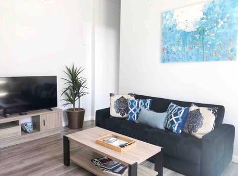 Welcome to your Downtown San Diego 500 sq ft (2bd/1ba) unit with Full Kitchen, Dining area, Wifi and parking for (1) vehicle.  Sit back and relax in the living room area that includes (1) sofa bed and (1) futon as well as a ROKU Smart TV