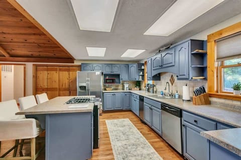 Cook with ease in this bright, fully equipped modern kitchen.