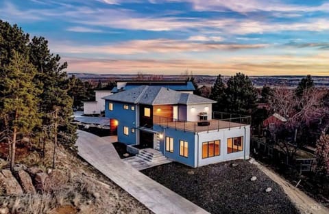 Your next home away from home with stunning city & Table Rock views