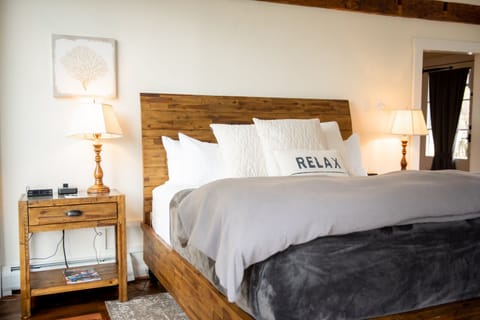 The Woodshed, Luxury Cabin, 1 King Bed and 2 Twin Beds, Non-Smoking | Premium bedding, down comforters, individually furnished