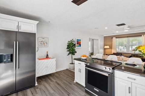 THE OPEN LAYOUT OF THE KITCHEN AND LIVING AREA ALLOWS GUESTS TO SPREAD OUT WHILE STILL BEING CLOSE ENOUGH