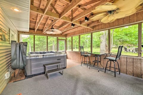 Screened porch hangout + hot tub + seating (no bugs!)