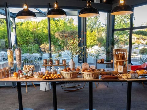 Daily buffet breakfast for a fee