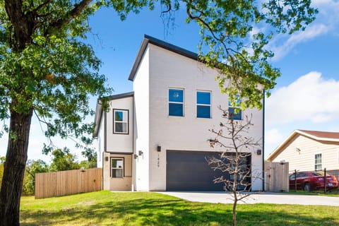Modern and newly built, this home is ideal for those looking to explore Dallas! 