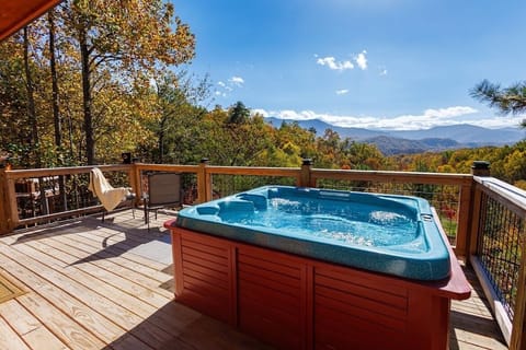 Unwind in the soothing hot tub while taking in views of the surrounding peaks⛰️