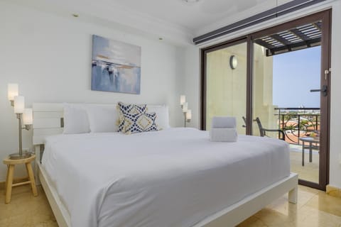 1BR 2BA Corner Condo on Top Floor w/ Amazing Views (37509)