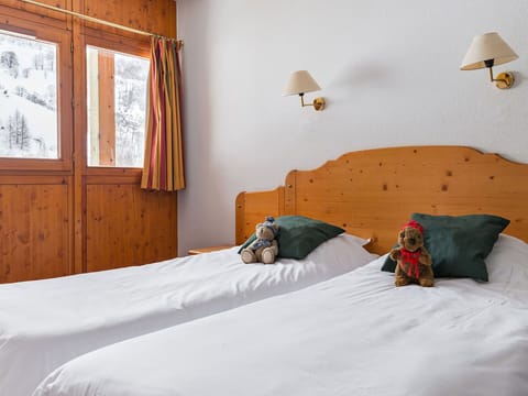 Furniture, Property, Comfort, Window, Wood, Textile, Interior Design, Floor, Bed, Bed Frame