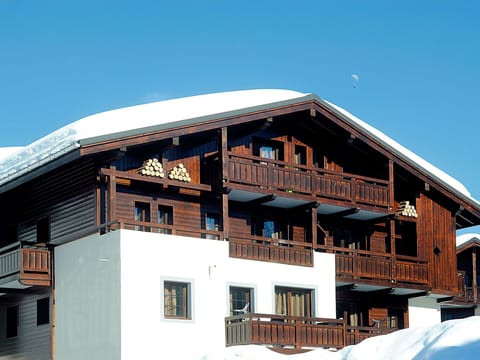 Sky, Property, Building, Window, Wood, Slope, Facade, House, Roof, Snow
