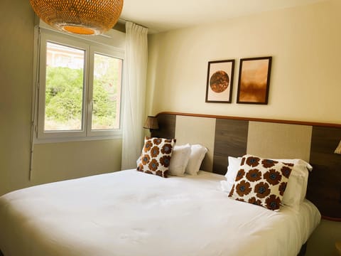 Appart Hotel Cote Garrigue | Laptop workspace, soundproofing, cribs (free), WiFi (free)