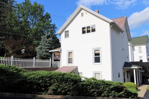 Team Baseman - a 3 unit, 3 story complex that sleeps 10 - only 2.3 miles to All-Star Village