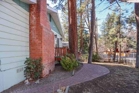 Poet's Corner Cabin, on a lovely wooded lot with smooth landscaping
