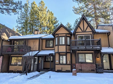 Welcome to Kuma Lodge in Big Bear, a short walk from the base of Snow Summit!