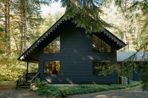 Welcome! Entrance with a large circular driveway for parking.