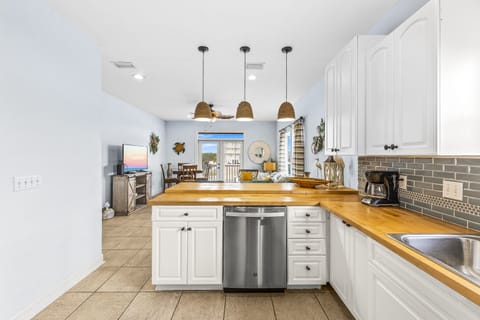 Comfort House, 3 Bedrooms, Non Smoking, Balcony | Private kitchen | Fridge, microwave, oven, stovetop