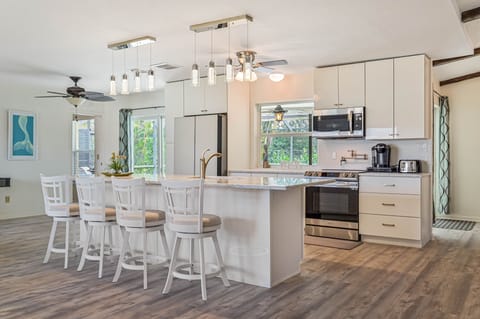 Villa Tortuga - Villa Tortuga's new remodeled kitchen is fully equipped and features a large island. Fans have been updated