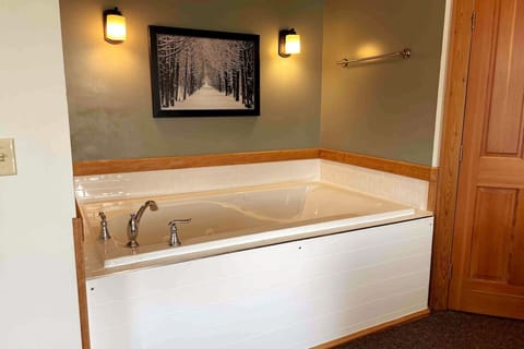 Huron Suite jacuzzi tub