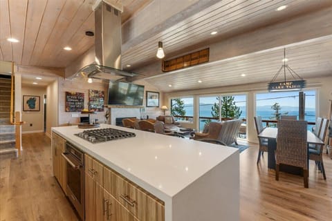 Kitchen: Main floor, fully equipped, bar seating, modern appliances