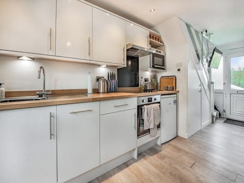 Kitchen | Sunnybank - Trewent Park Holidays, Freshwater East, near Pembroke