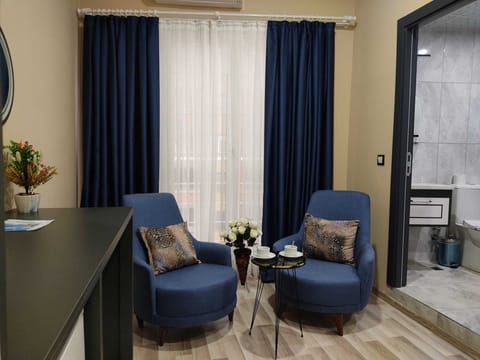 TWIN ROOM | Living area | 32-inch flat-screen TV with satellite channels, TV