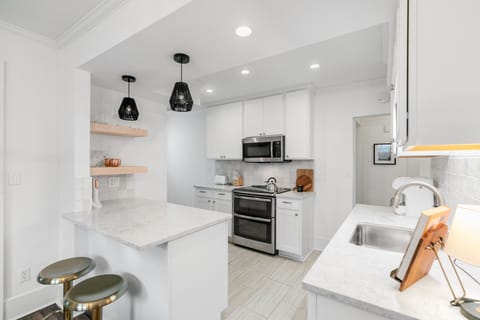 Luxury Kitchen and Bar Nook