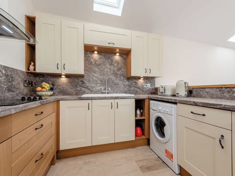 Kitchen | Parlwr Godro - Goetre Isaf, Lampeter