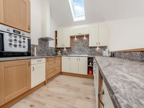 Kitchen | Parlwr Godro - Goetre Isaf, Lampeter