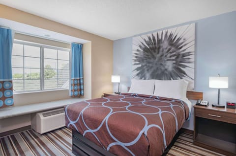 Room, 1 Queen Bed, Non Smoking | Individually decorated, individually furnished, desk, laptop workspace