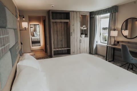 Executive Double or Twin Room | Desk, blackout drapes, iron/ironing board, travel crib