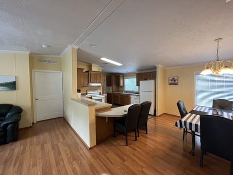 Kitchen / dining area