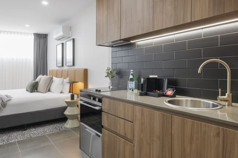 Full-size fridge, microwave, oven, stovetop