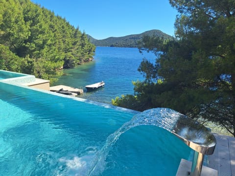 Seasonal outdoor pool, free cabanas, pool umbrellas