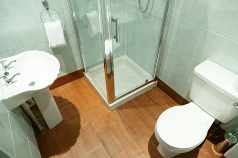 Standard Single | Large Single Bed | Ensuite | Bathroom | Free toiletries, hair dryer, towels