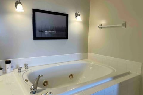 Ontario`s Full Jacuzzi Tub