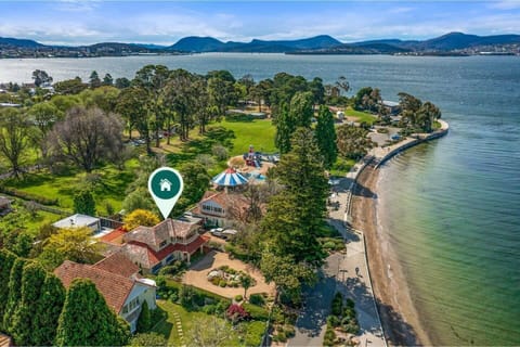 One of an exclusive row of only three houses lining the beach, experience the best of Hobart with relaxed luxury and dreamy views while being close to parks and eateries.